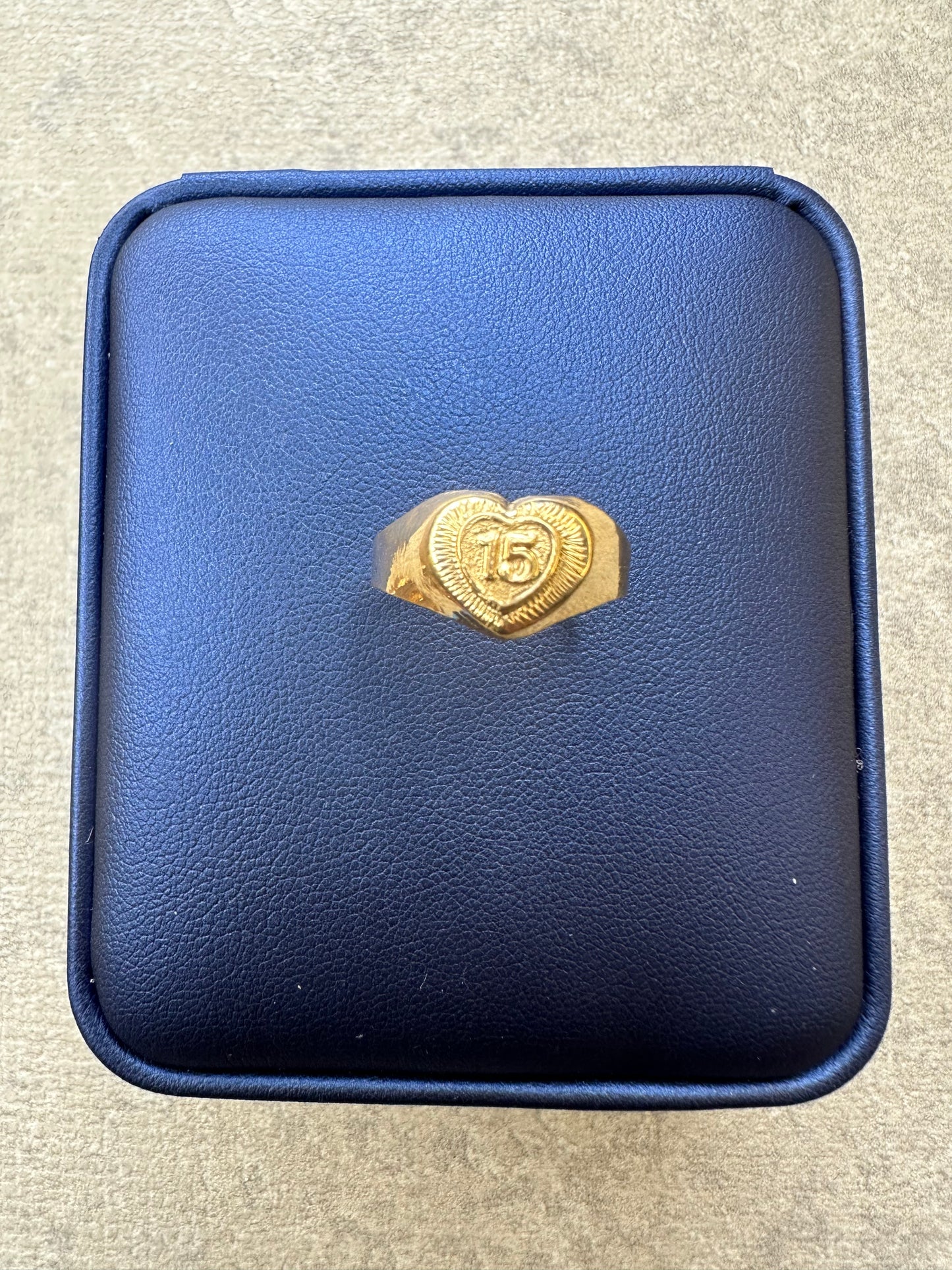 Anillo troquelado de quinces de 2.47gr / T8